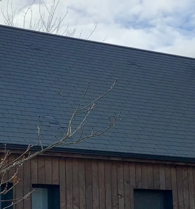 Après intervention : Toiture en ardoises sur maison à bardage bois