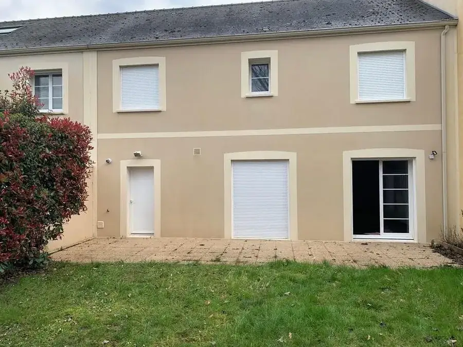 Après : Façade enduite, champignons et algues rouges sur toute la hauteur