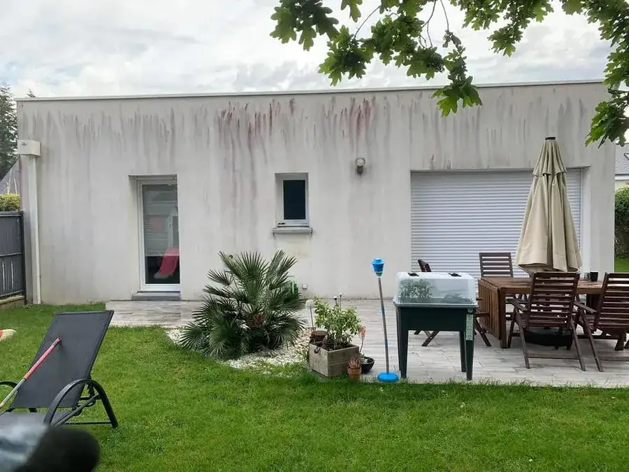 Avant : Maison de plain-pied, façade côté jardin