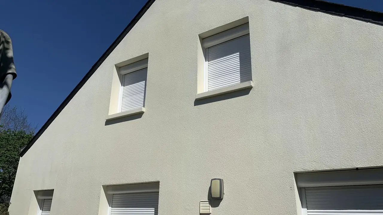 Façade de maison individuelle nettoyée par Raulais Entrepreneur près de Nantes